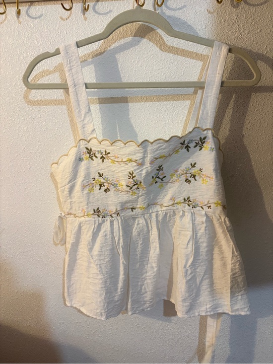 Tops - Embroidered Cream Sleeveless Peplum Top